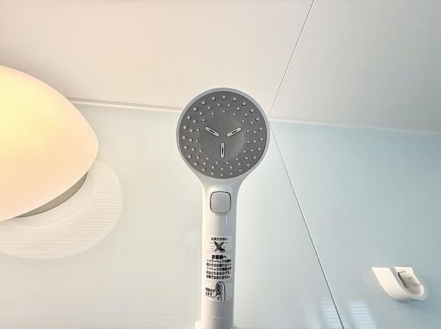 【止水シャワーヘッド】■手元で簡単に止水できるため、水の無駄遣いを減らすことができます。