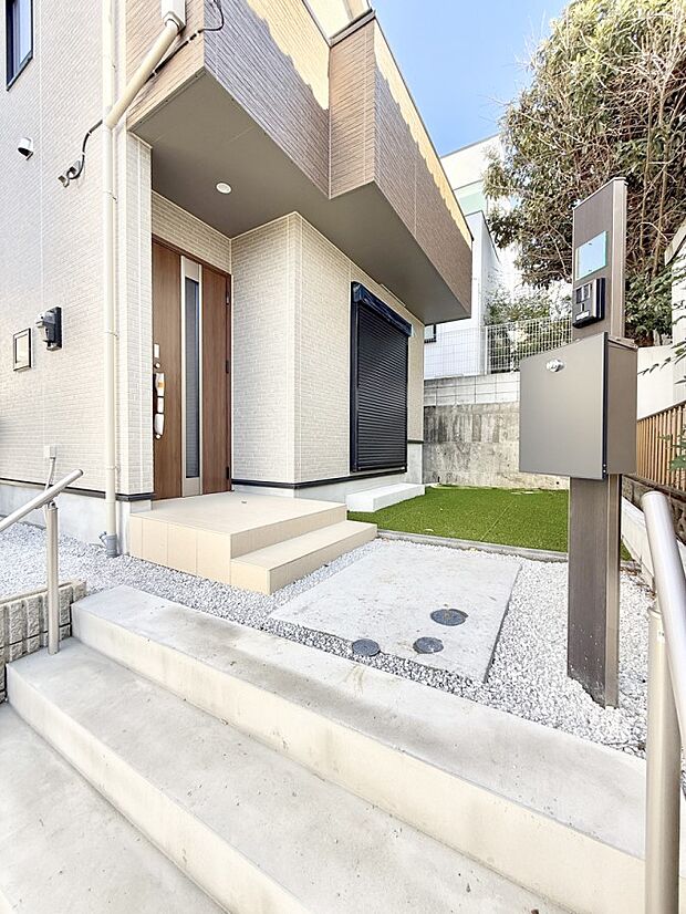 【玄関】■ シンプルで美しく、住まいの第一印象を彩る玄関です