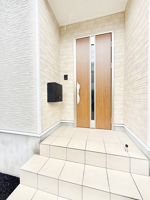 【玄関】■ 心地よい暮らしへとつながる、温かい玄関