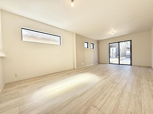 【リビング】■光と風を感じる、リラックスできる空間