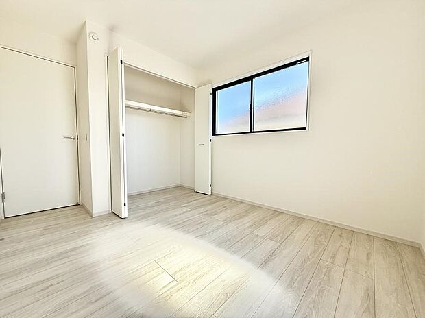 【リビング以外の居室】■落ち着いた色合いのお部屋で穏やかな時間を楽しめます