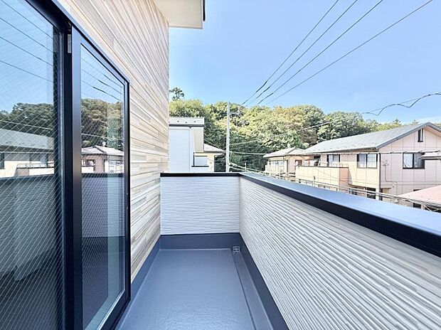 【バルコニー】■ 季節の移ろいを感じられる開放的な空間です