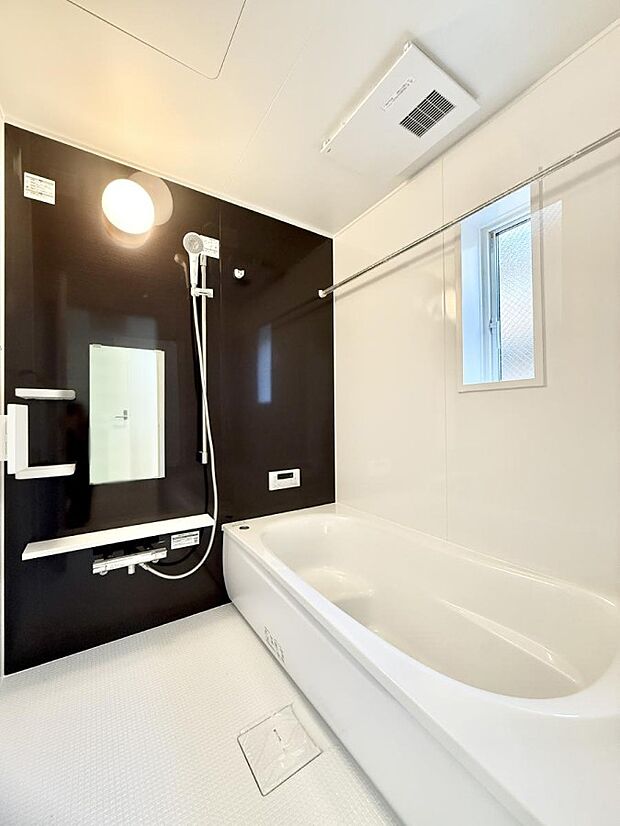 【浴室】■落ち着いた色合いの壁面、ゆっくり寛げるバスルーム