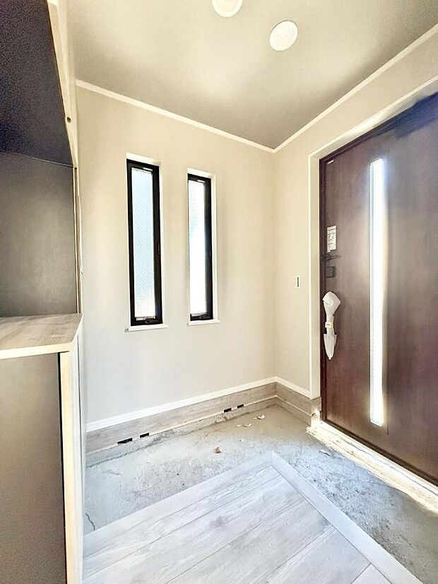 【玄関】■ 家族やゲストをやさしく迎える、心地よい空間