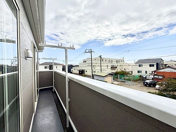 【バルコニー】■ 季節の移ろいを感じられる開放的な空間です