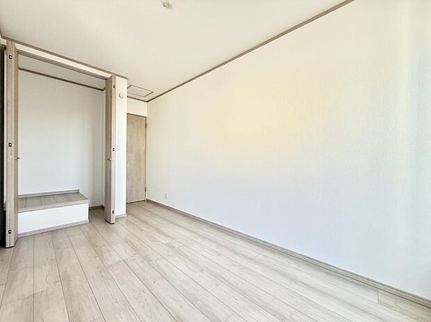 【リビング以外の居室】■落ち着いた色合いのお部屋で穏やかな時間を楽しめます