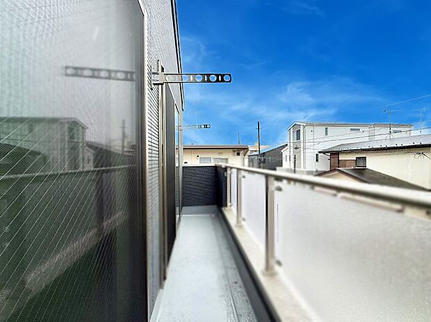 【バルコニー】■ 季節の移ろいを感じられる開放的な空間です