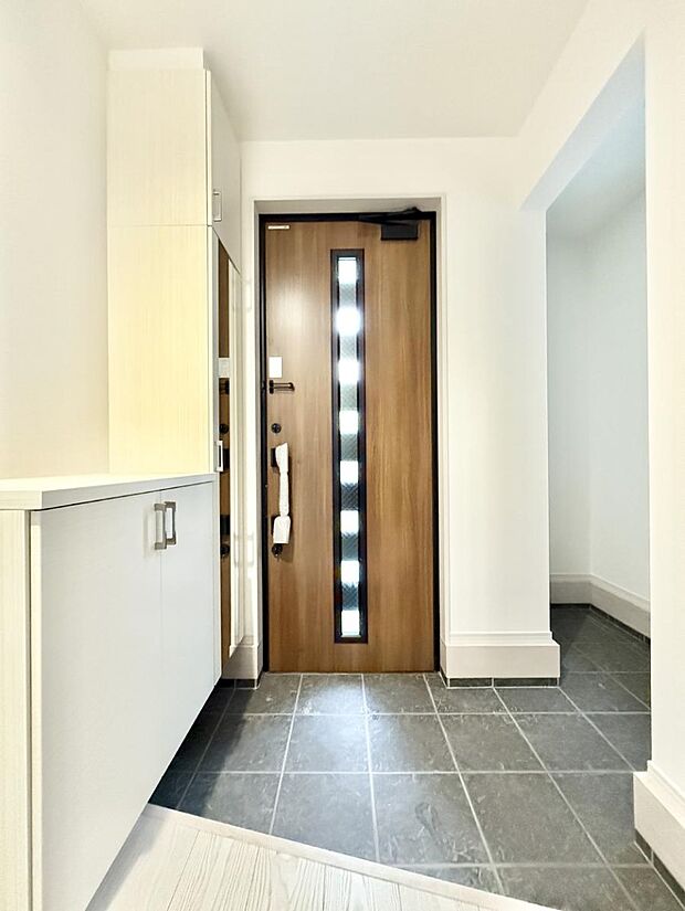 【玄関】■ シンプルで美しく、快適な暮らしの入り口