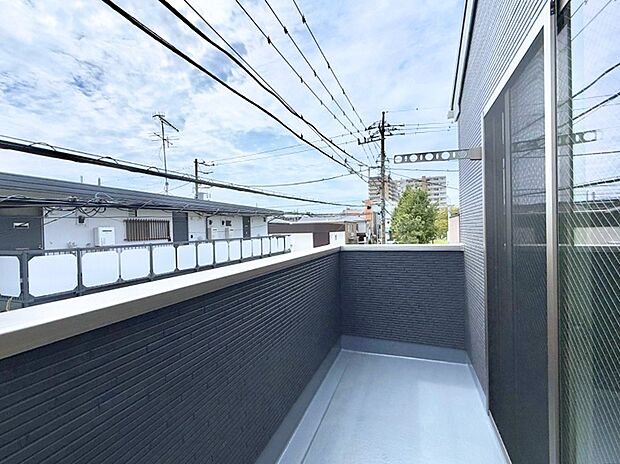 【バルコニー】■ 朝のコーヒーや夜の星空を楽しむ、癒しの場所