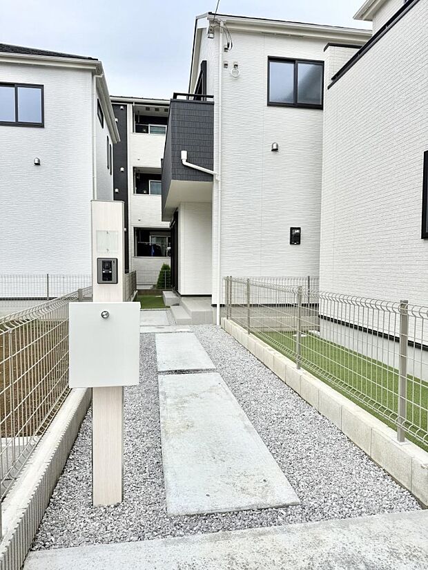 【玄関】■ シンプルで美しく、住まいの第一印象を彩る玄関です