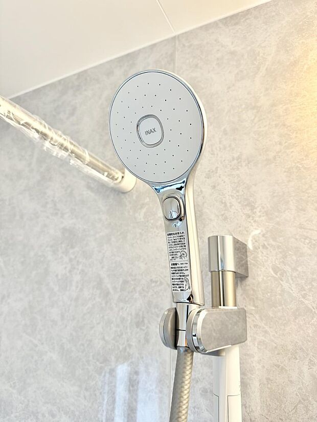 【止水シャワーヘッド】■手元で簡単に止水できるため、水の無駄遣いを減らすことができます。