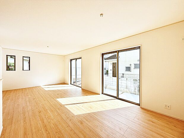 【リビング】■光と風を感じる、リラックスできる空間