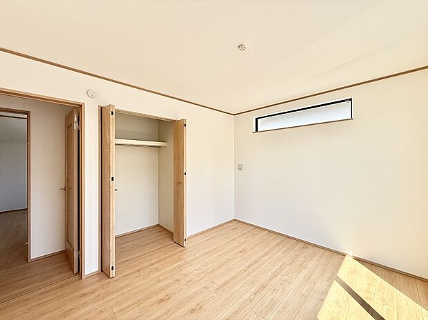 【寝室】■窓の配置や通気性の良い設計で部屋の空気がこもらず、常に新鮮な空気が流れます