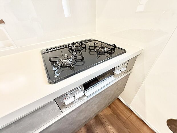 【3口ガスコンロ】■3口コンロのシステムキッチンで料理の手順もスムーズに