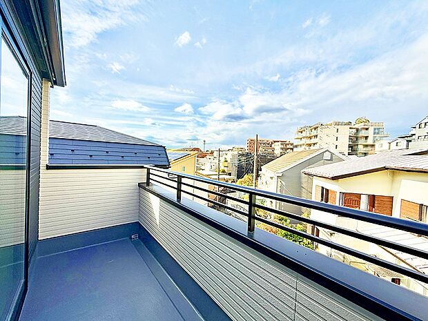 【バルコニー】■ 心地よい風と光を感じる、くつろぎのバルコニー