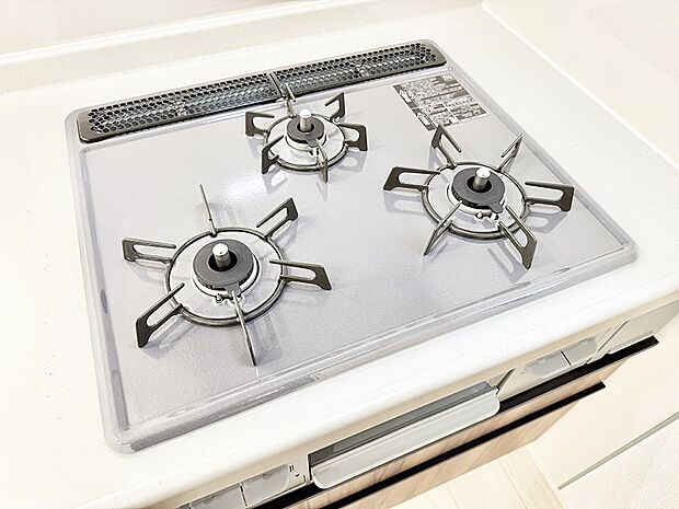 【3口ガスコンロ】■3口コンロのシステムキッチンで料理の手順もスムーズに