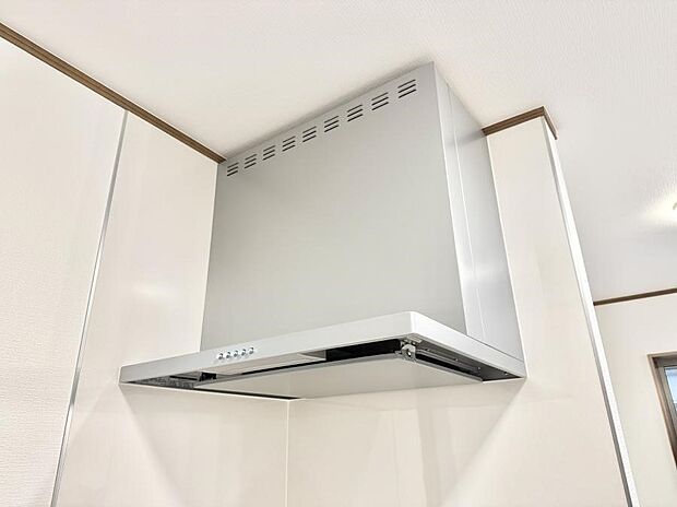 【レンジフード】■調理時の蒸気や匂いが換気扇に誘導され、効率的に排煙ができます。