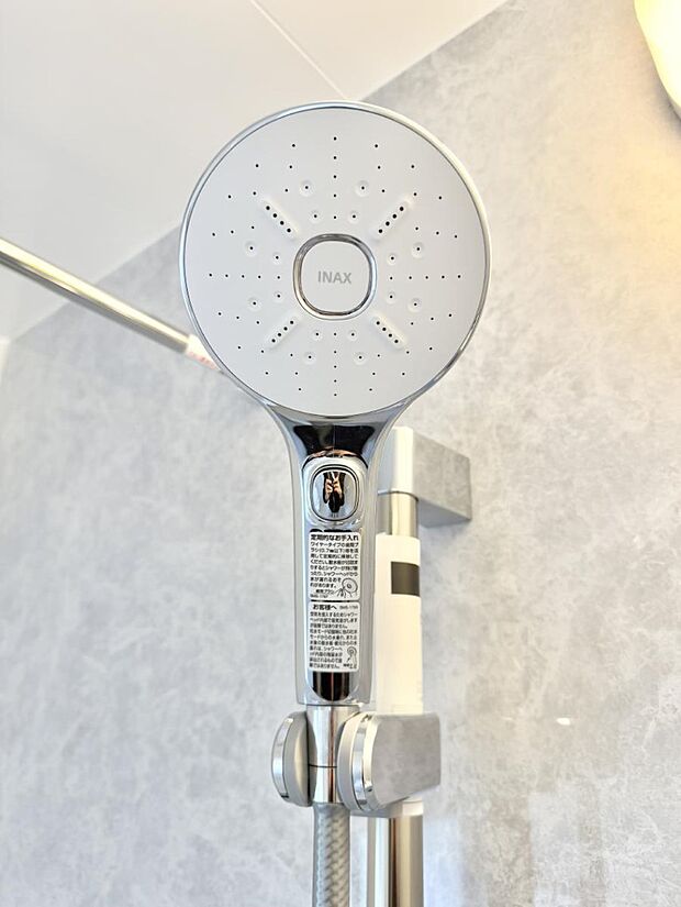 【止水シャワーヘッド】■わざわざシャワー水栓のレバーまで手を伸ばす必要がなく、簡単に止水できる