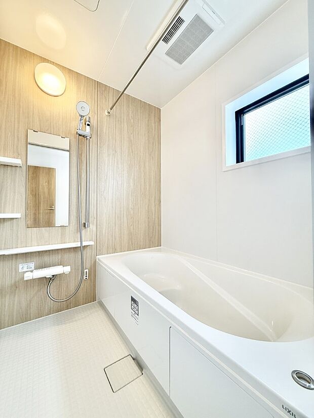 【浴室】■落ち着いた色合いの壁面、ゆっくり寛げるバスルーム