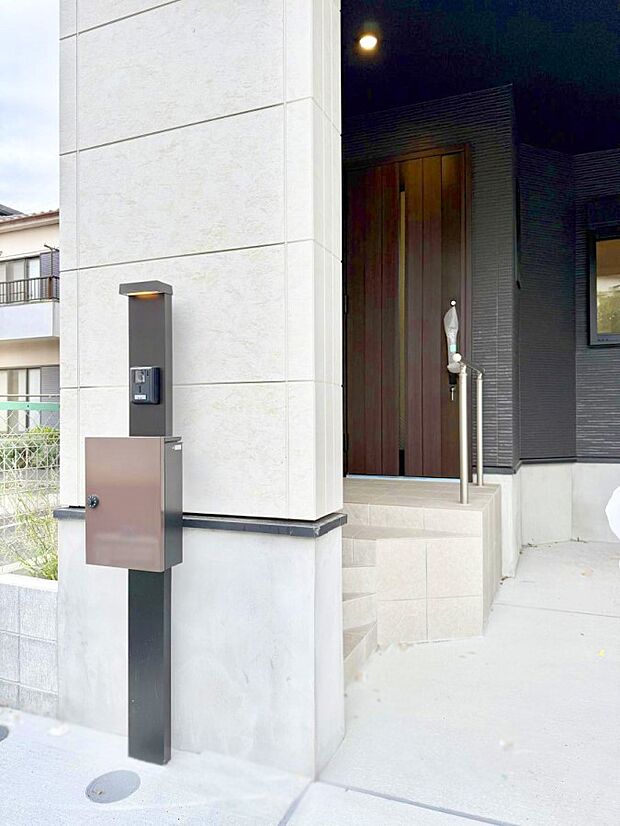 【玄関】■ 心地よい暮らしへとつながる、温かい玄関