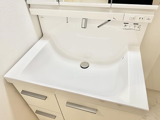 【ハンドシャワー付洗面台】■細かい部分まで洗いやすく便利なハンドシャワー付き
