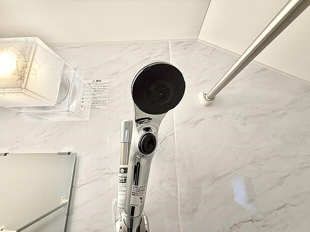 【止水シャワーヘッド】■手元で簡単に止水できるため、水の無駄遣いを減らすことができます。