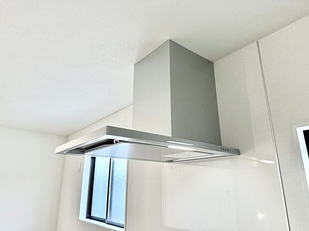 【レンジフード】■調理時の蒸気や匂いが換気扇に誘導され、効率的に排煙ができます。