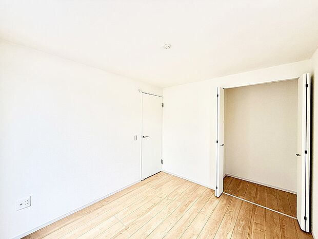 【リビング以外の居室】■落ち着いた色合いのお部屋で穏やかな時間を楽しめます