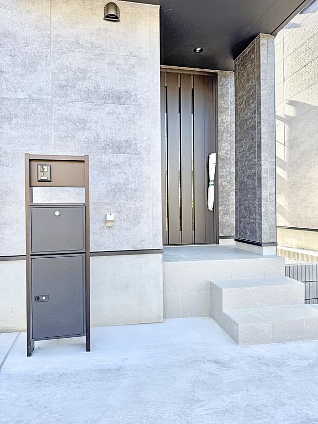 【玄関】■ 心地よい暮らしへとつながる、温かい玄関