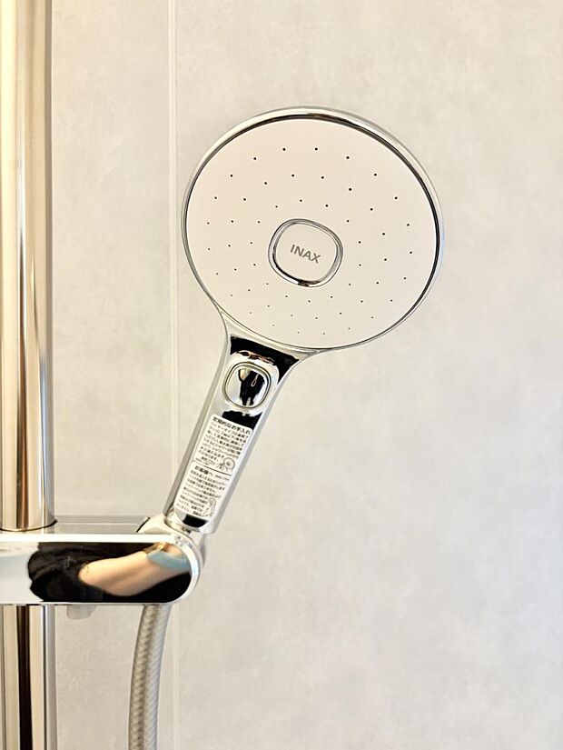 【止水シャワーヘッド】■わざわざシャワー水栓のレバーまで手を伸ばす必要がなく、簡単に止水できる