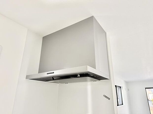 【レンジフード】■調理時の蒸気や匂いが換気扇に誘導され、効率的に排煙ができます。