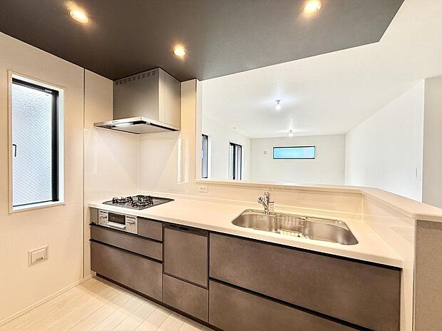 【キッチン】■家族の絆を深める、温もりのあるキッチン