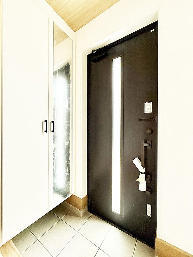 【玄関】■ 家族やゲストをやさしく迎える、心地よい空間