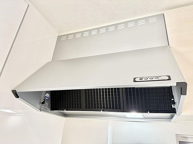 【レンジフード】■調理時の蒸気や匂いが換気扇に誘導され、効率的に排煙ができます。