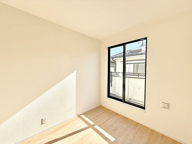 【リビング以外の居室】■落ち着いた色合いのお部屋で穏やかな時間を楽しめます