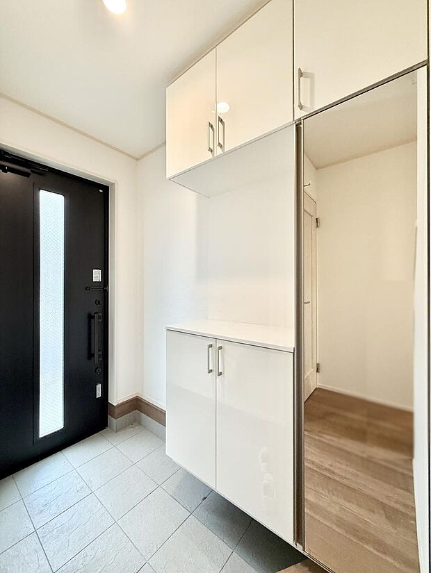 【玄関】■ シンプルで美しく、快適な暮らしの入り口