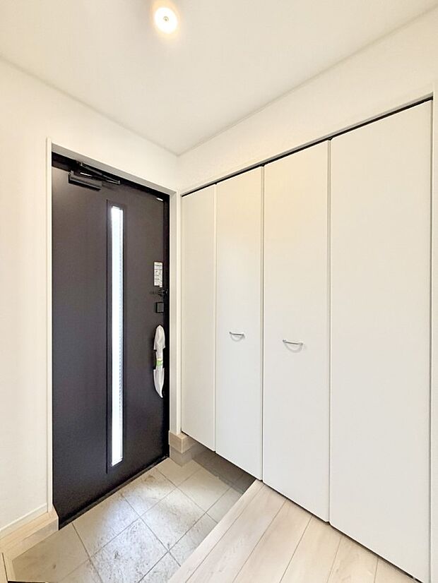 【玄関】■ 家族やゲストをやさしく迎える、心地よい空間