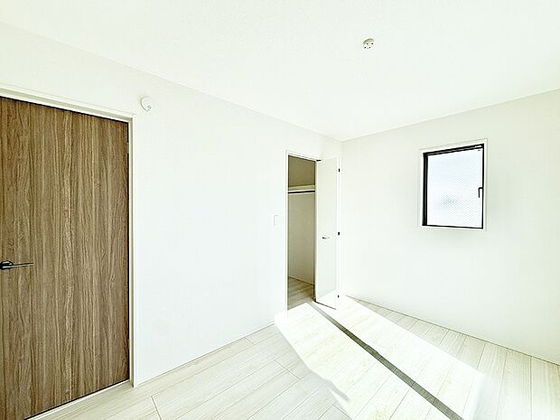 【リビング以外の居室】■落ち着いた色合いのお部屋で穏やかな時間を楽しめます