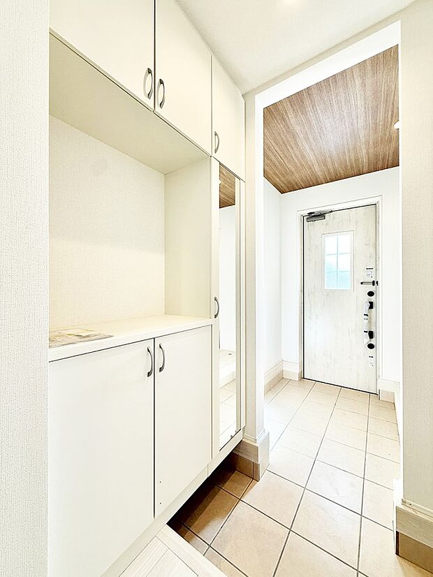 【玄関】■ ここから始まる一日、すっきり整った玄関