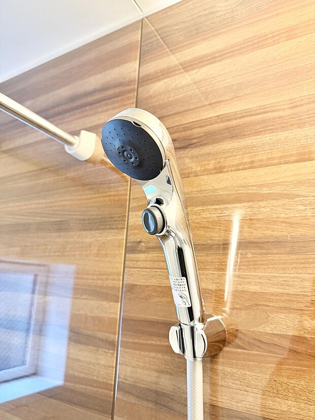 【止水シャワーヘッド】■手元で簡単に止水できるため、水の無駄遣いを減らすことができます。