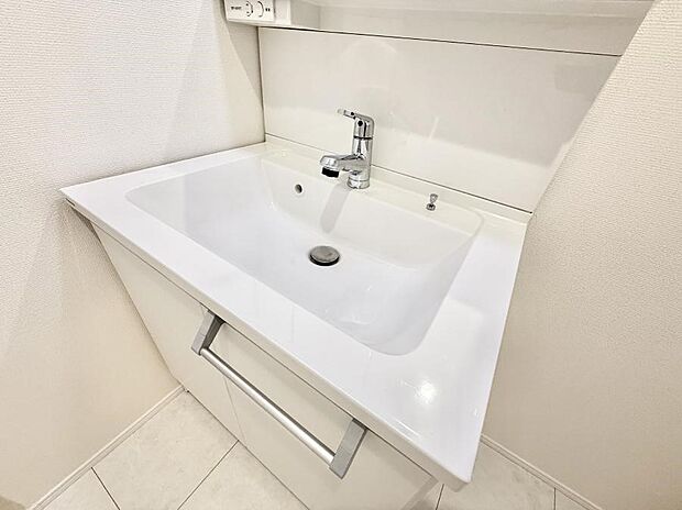 【ハンドシャワー付洗面台】■細かい部分まで洗いやすく便利なハンドシャワー付き