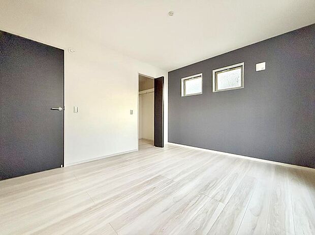 【寝室】■窓の配置や通気性の良い設計で部屋の空気がこもらず、常に新鮮な空気が流れます