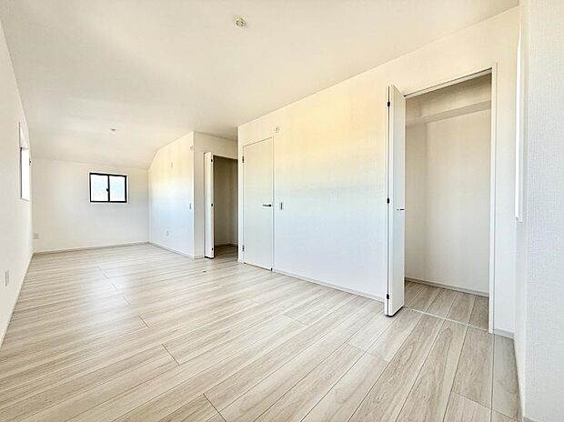 【寝室】■シンプルな空間で、収納付きベッドやデスクなど、多機能な家具を活用しやすいです