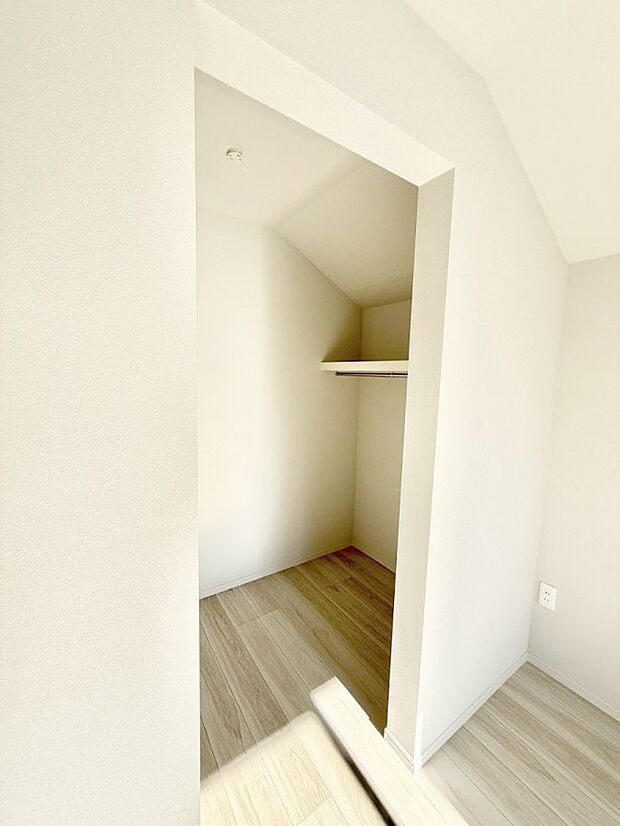 【収納】■季節の洋服も、思い出の小物もすっきり収納できるウォークインクローゼット付  