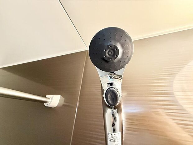 【止水シャワーヘッド】■手元で簡単に止水できるため、水の無駄遣いを減らすことができます。