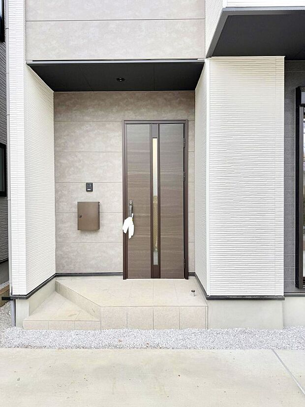 【玄関】■ 帰るたびにホッとする、安心感のある佇まい