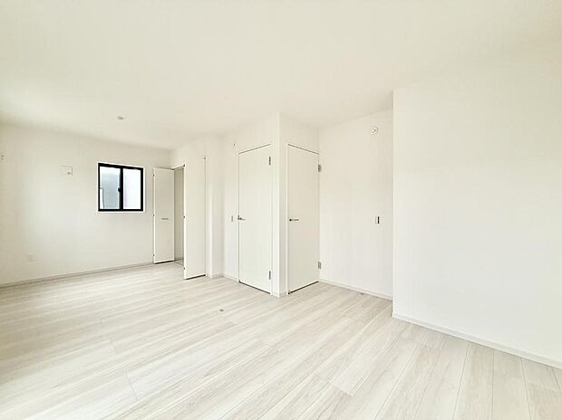 【リビング以外の居室】■落ち着いた色合いのお部屋で穏やかな時間を楽しめます