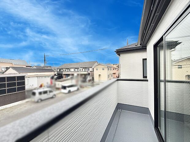 【バルコニー】■ 季節の移ろいを感じられる開放的な空間です
