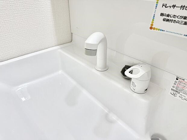 【ハンドシャワー付洗面台】■細かい部分まで洗いやすく便利なハンドシャワー付き