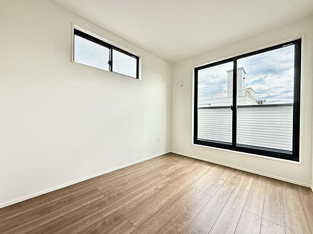 【寝室】■シンプルな空間で、収納付きベッドやデスクなど、多機能な家具を活用しやすいです